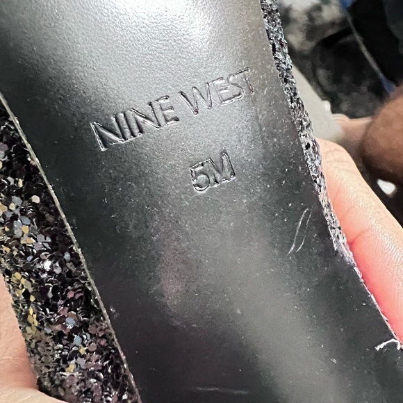 NINE WEST Navy/Black Gradient Glitter Pumps 4-inch Heels. Used as Event Display - Picture 7 of 14